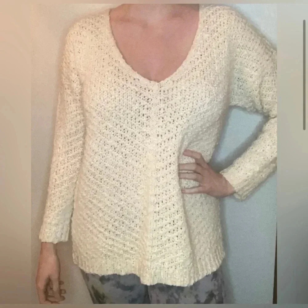 ASTR The Label Slash Back Popcorn Bouclé Sweater Size Medium Oatmeal - Picture 3 of 8